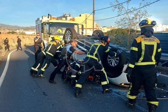  Vuelco de un vehículo en la carretera de Melenara, a la altura del Callejón del Castillo/TA.